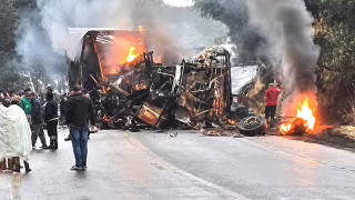 Colisão entre carreta e ônibus deixa veículos em chamas na BR-251, em Salinas