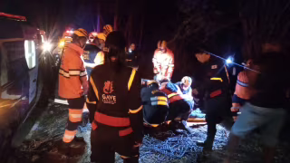 Acidente na BR-381 em Nova Era deixa motorista gravemente ferido após carro cair em ribanceira