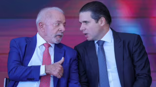 Lula e Hugo Motta se reúnem para tentar fechar texto da PEC que acaba com escala 6x1