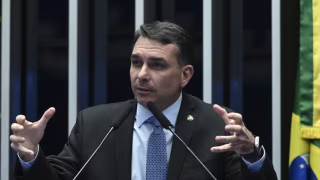 Flávio Bolsonaro vai aos EUA e busca encontro com Trump; agenda ainda não foi confirmada