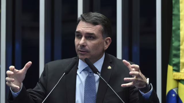 Flávio Bolsonaro vai aos EUA e busca encontro com Trump; agenda ainda não foi confirmada