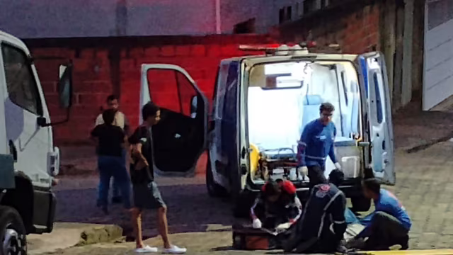 Idoso é ferido na cabeça com foice ao defender filha em Nova Era; suspeito foge