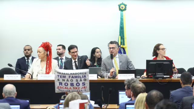 Pedido de vista adia votação de PEC que acaba com escala 6x1 na comissão especial