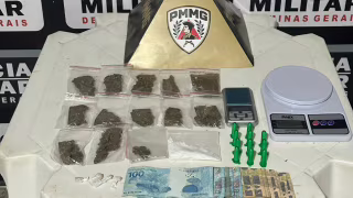 PM apreende drogas, dinheiro e balanças em apartamento no Centro de Ipaba