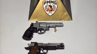 Arma e réplica são apreendidas em casa após denúncia anônima em Ipatinga