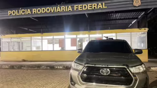 PRF recupera caminhonete furtada com placas clonadas na BR-251 e prende dois em flagrante