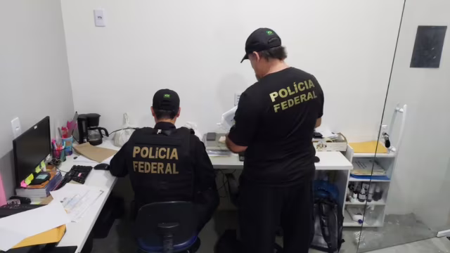 PF faz operação contra suspeita de certificados escolares falsos usados para registro de vigilantes em Cabo Frio