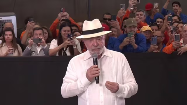 Lula corrige fala sobre dupla jornada e diz em Manaus que homens devem “entrar na cozinha” e dividir tarefas