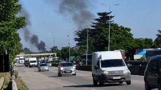 Protesto após morte de dois trabalhadores tem tiros de borracha e tentativa de bloqueio na BR-101 em São Gonçalo