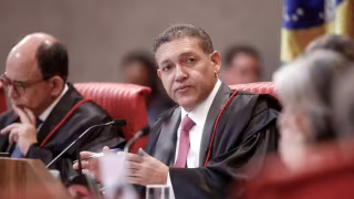 Nunes Marques dá 20 dias para PGR se manifestar sobre revisão criminal de Bolsonaro