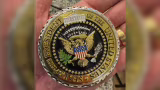 Flávio Bolsonaro diz ter recebido moeda de desafio de Trump após reunião na Casa Branca
