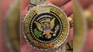Flávio Bolsonaro diz ter recebido moeda de desafio de Trump após reunião na Casa Branca