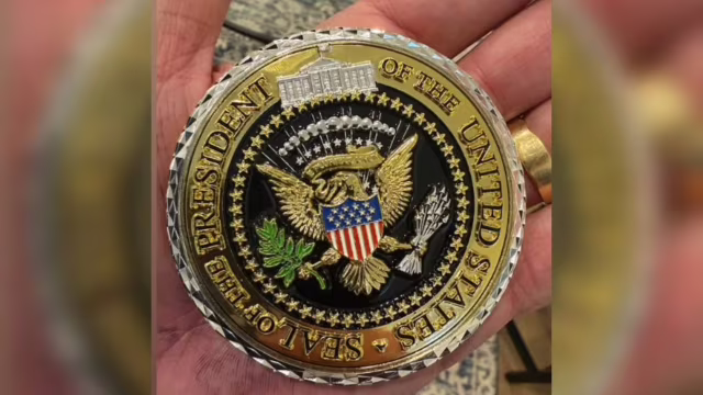 Flávio Bolsonaro diz ter recebido moeda de desafio de Trump após reunião na Casa Branca