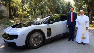 Papa Leão XIV conhece a Ferrari Luce, 1º elétrico da marca, em Castel Gandolfo e recebe volante de presente