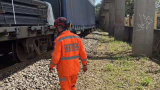 Jovem fica gravemente ferido após ser atropelado por trem em Juiz de Fora