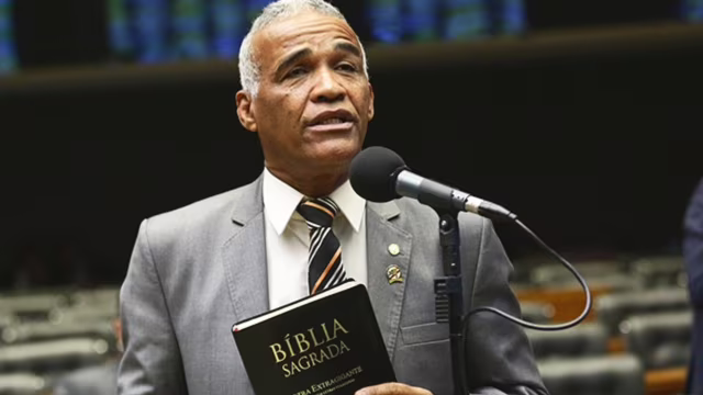 Isidório defende fim da escala 6x1 e fala sobre vida íntima durante votação na Câmara