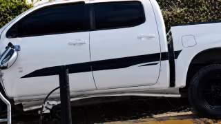 Caminhonete atinge estrutura de pedágio na MG-050 e motorista tem ferimentos leves em São Sebastião do Oeste