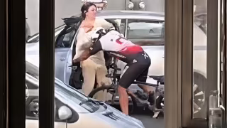 Ciclista agride motorista após atingir espelho de carro e mulher fica ferida em Matosinhos