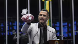 Cleitinho defende PEC do fim da escala 6x1 e leva 1 kg de carne ao Senado para criticar custo de vida