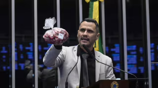 Cleitinho defende PEC do fim da escala 6x1 e leva 1 kg de carne ao Senado para criticar custo de vida