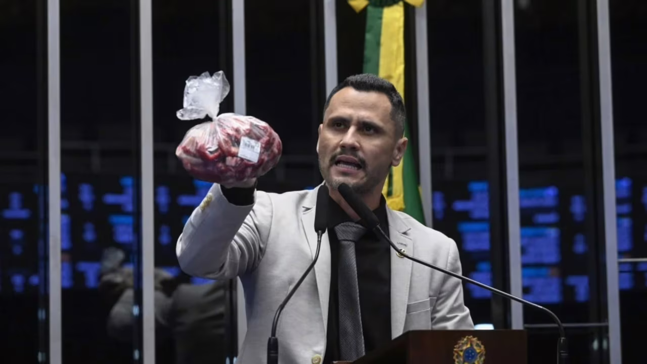 Na tribuna, o senador Cleitinho (Republicanos) argumentou que trabalhador brasileiro não consegue comprar um 1kg de carne com o dinheiro de um dia de trabalho