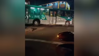 Idosa fica ferida ao ser atropelada por ônibus na saída do Terminal Central em Uberlândia