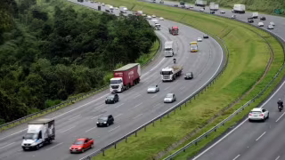 Motorista morre após colisão entre caminhões na Rodovia dos Bandeirantes, em Limeira