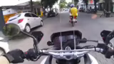 Perseguição de mais de 5 km termina com motociclista sem CNH preso em Governador Valadares