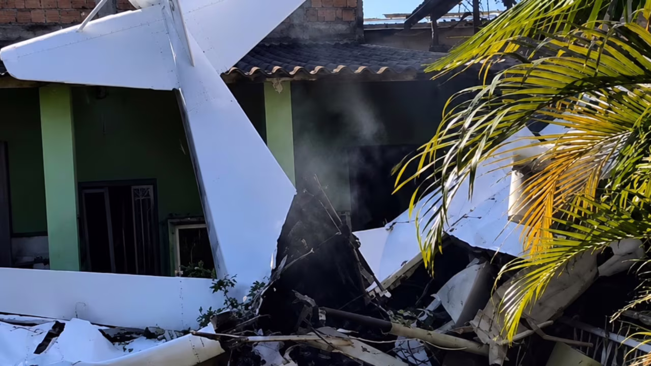 Avião caiu no quintal