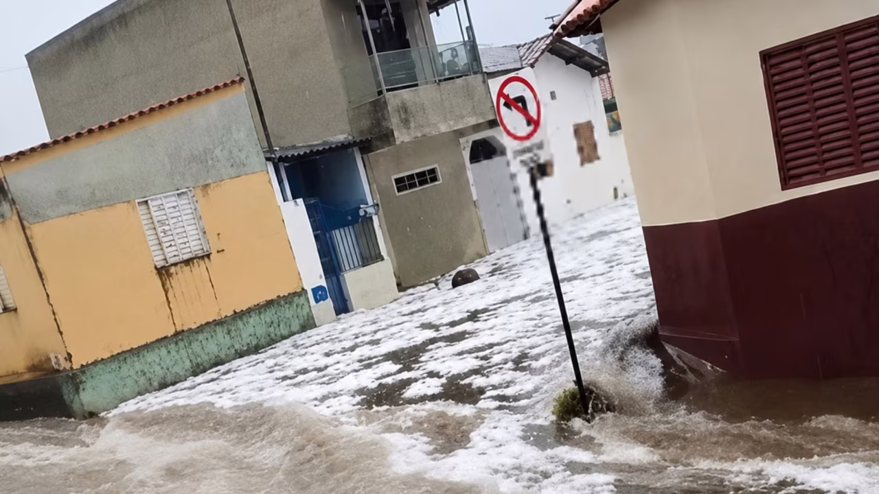Imagens mostram a força das águas na cidade