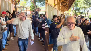Professor se aposenta após quase 50 anos na mesma Etec e é aplaudido por alunos em Cerqueira César