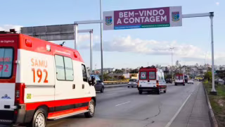Jovem de 20 anos morre após cair do teto de ônibus na Via Expressa, em Contagem