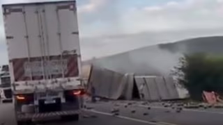 Batida entre van e caminhão na BR-116 mata 16 pessoas em Santa Terezinha, na Bahia