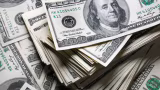Dólar fica perto da estabilidade e Ibovespa cai com cautela em meio à alta do petróleo
