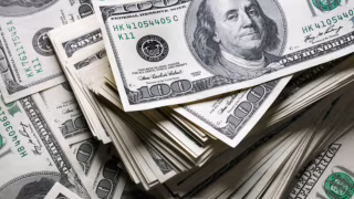 Dólar fica perto da estabilidade e Ibovespa cai com cautela em meio à alta do petróleo
