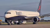 Seleção embarca para a Copa em Boeing sul-africano “envelopado” com marca da Azul; saiba por quê