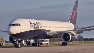 Seleção embarca para a Copa em Boeing sul-africano “envelopado” com marca da Azul; saiba por quê