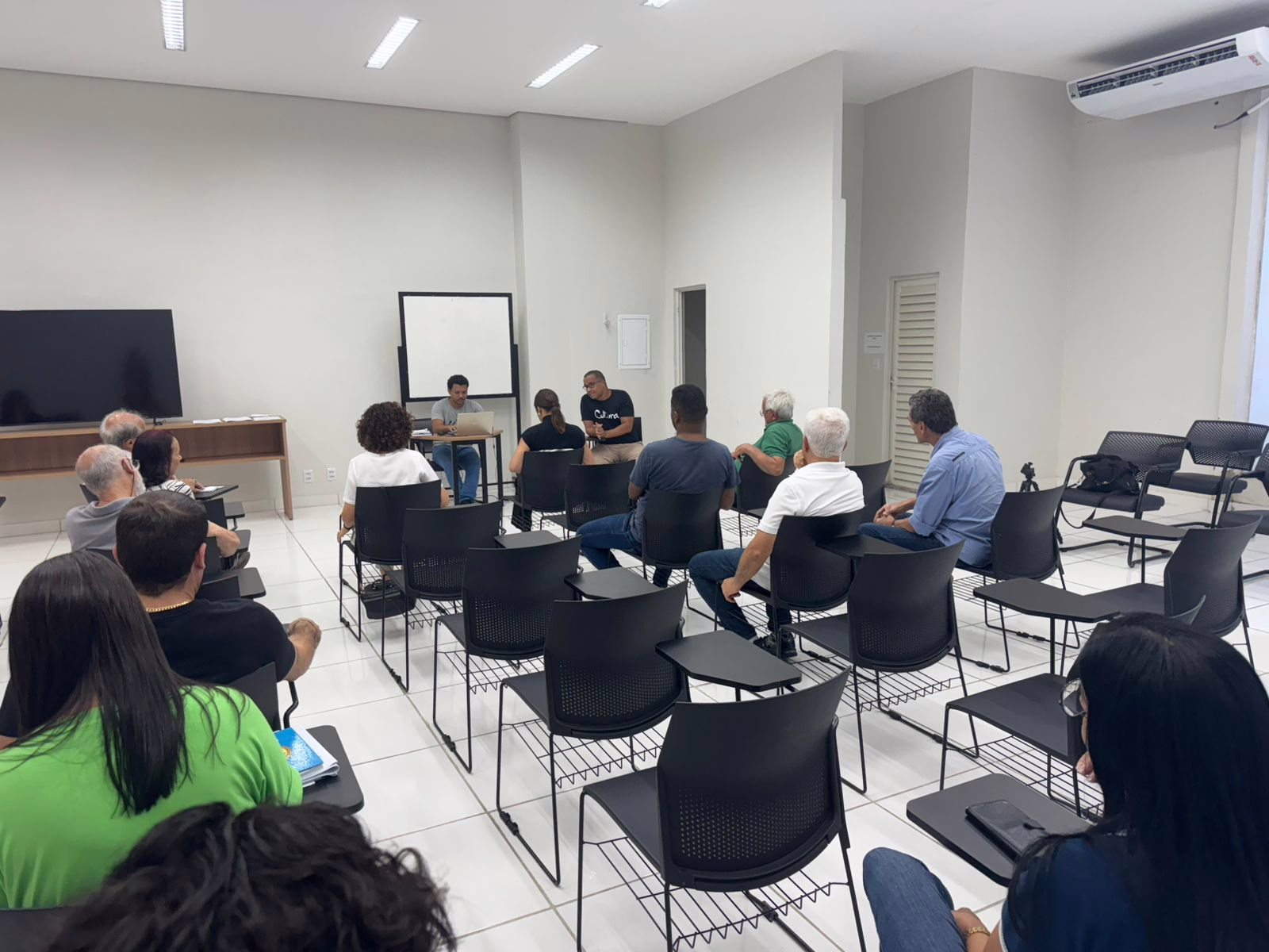 A reunião aconteceu na tarde desta segunda-feira (1).
