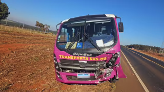 Pneu de carro estoura, veículo roda e atinge ônibus com 27 pacientes na MGC-497, em Prata (MG)