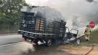 Caminhão pega fogo na Via Dutra, em Piraí, e pista sentido SP é totalmente interditada