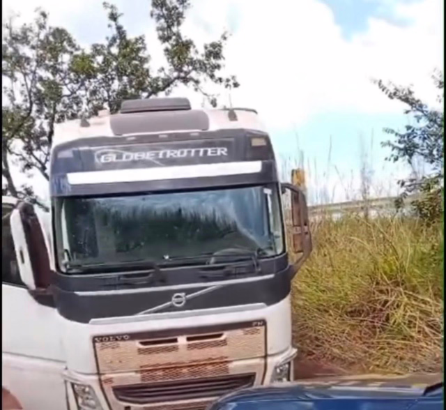 PRF recupera caminhão roubado após perseguição de quase 40 km na BR-365, em Patrocínio