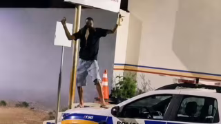 Jovem é preso em Belo Oriente após aparecer em vídeo sobre capô de viatura da PM