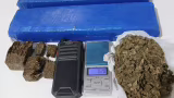 PM apreende drogas e materiais do tráfico em casa abandonada no Bela Vista, em Timóteo