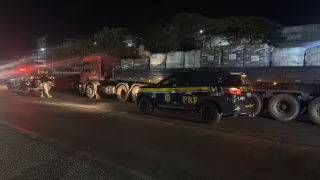 PRF apreende quase meia tonelada de maconha em carreta na BR-262, em Abre Campo