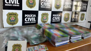 PCMG apreende material suspeito de falsificação de álbum da Copa em Patos de Minas