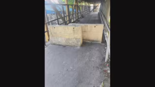Barricadas com blocos de concreto bloqueiam passarela sobre a Linha Amarela entre Inhaúma e Del Castilho