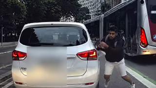Homem é flagrado furtando celular de dentro de carro no trânsito no centro de São Paulo