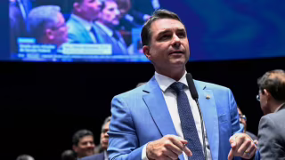 Flávio Bolsonaro defende privatização dos Correios em entrevista na rádio Itatiaia, em BH