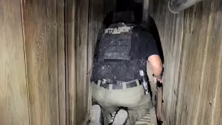 Túnel com trilhos e elevador é descoberto sob suposta loja em San Diego e liga a Tijuana