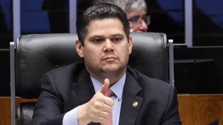 Alcolumbre diz que PEC do fim da escala 6x1 não será votada diretamente no plenário do Senado